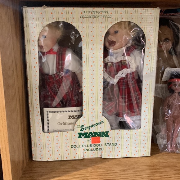 Collectible dolls sold as a lot. Asking Dutch auction opening bid $75 - Picture 4 of 9